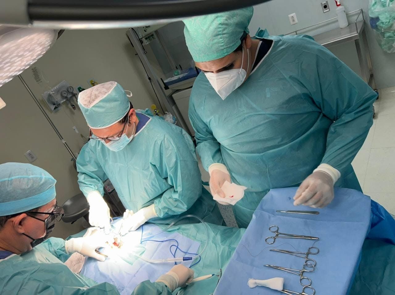 Equipo quirúrgico del Dr. Jacobo Quiroz Nájera en cirugía laparoscópica